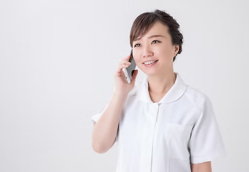 電話を受ける歯科衛生士